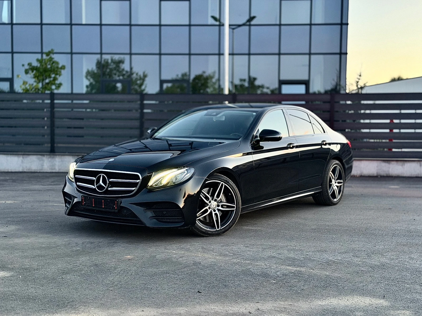 Mercedes-Benz E 350 Digital AMG ОБСЛУЖЕН БАРТЕР ЛИЗИНГ, снимка 3 - Автомобили и джипове - 56185329