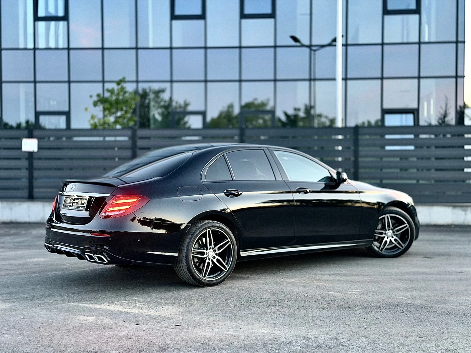 Mercedes-Benz E 350 Digital AMG ОБСЛУЖЕН БАРТЕР ЛИЗИНГ, снимка 9 - Автомобили и джипове - 56185329