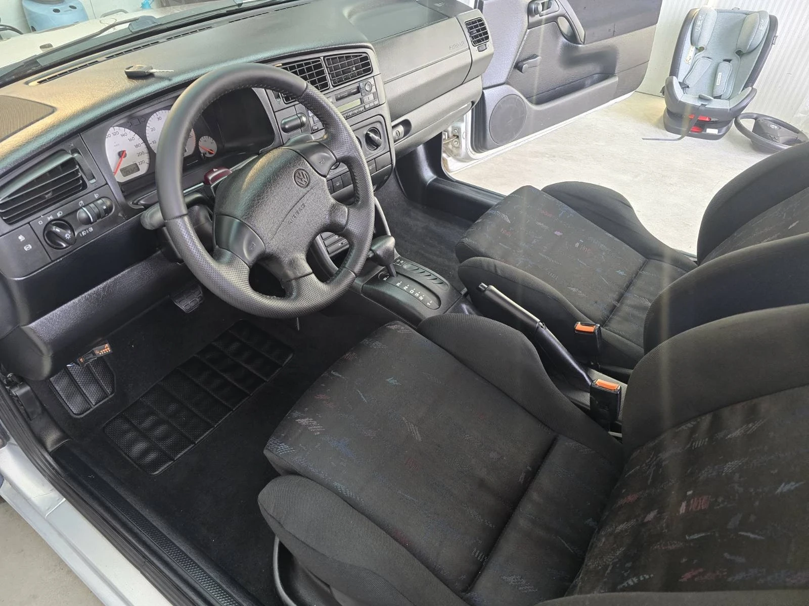 VW Golf 1.6 - АВТОМАТ, снимка 4 - Автомобили и джипове - 54379306
