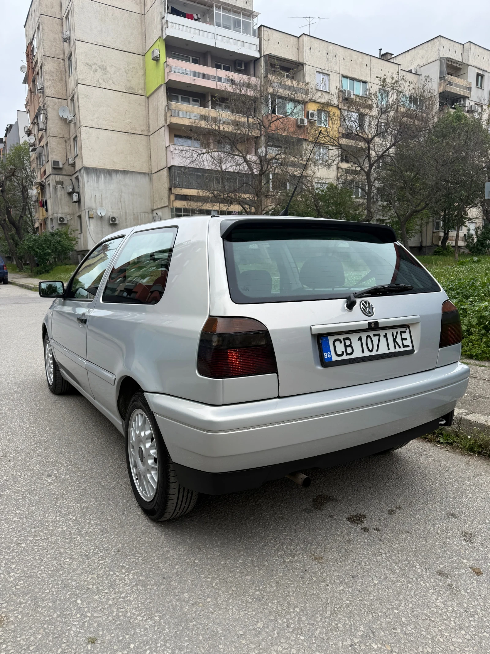 VW Golf 1.6 - АВТОМАТ, снимка 2 - Автомобили и джипове - 54379306