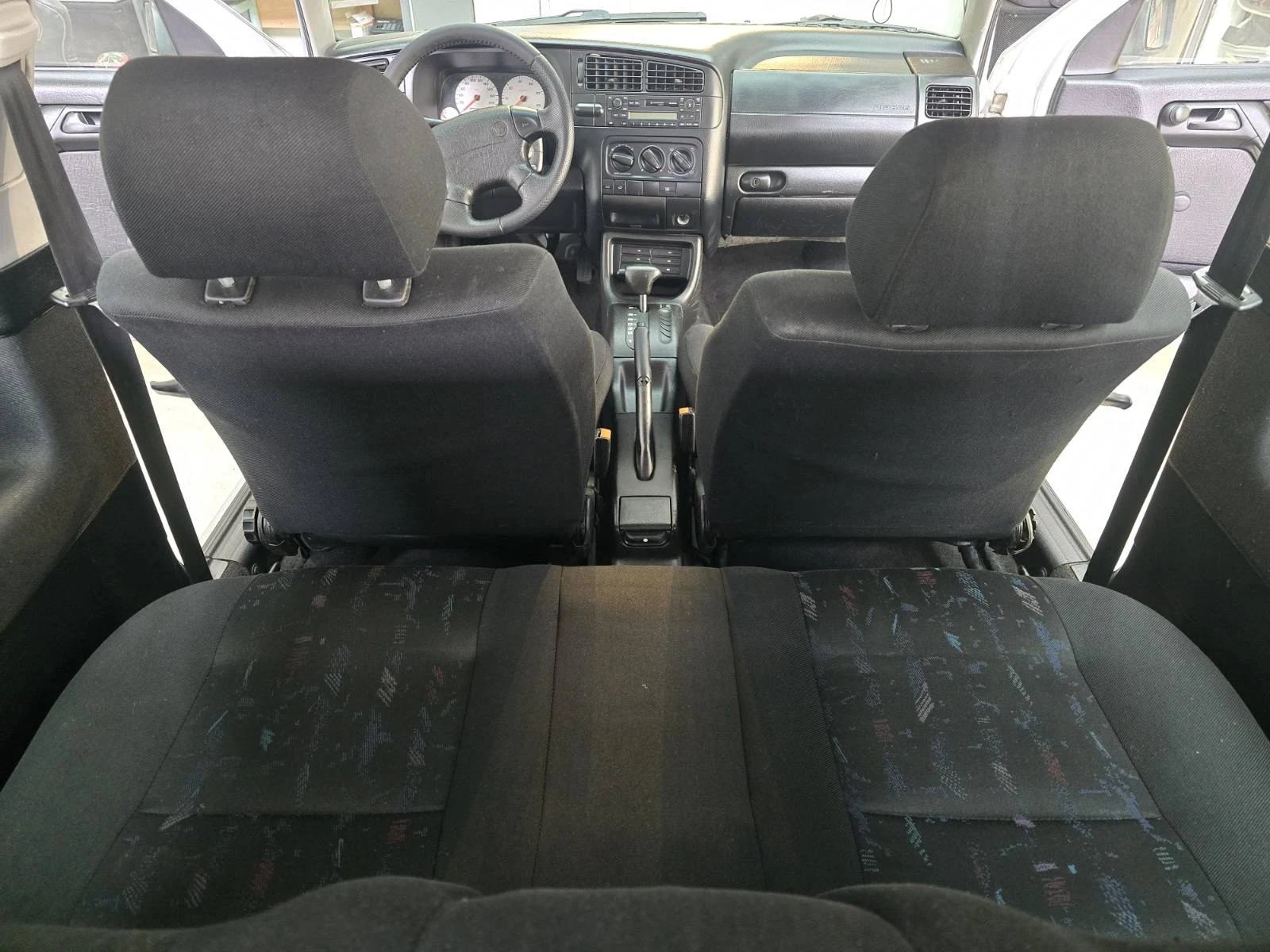 VW Golf 1.6 - АВТОМАТ, снимка 6 - Автомобили и джипове - 54379306