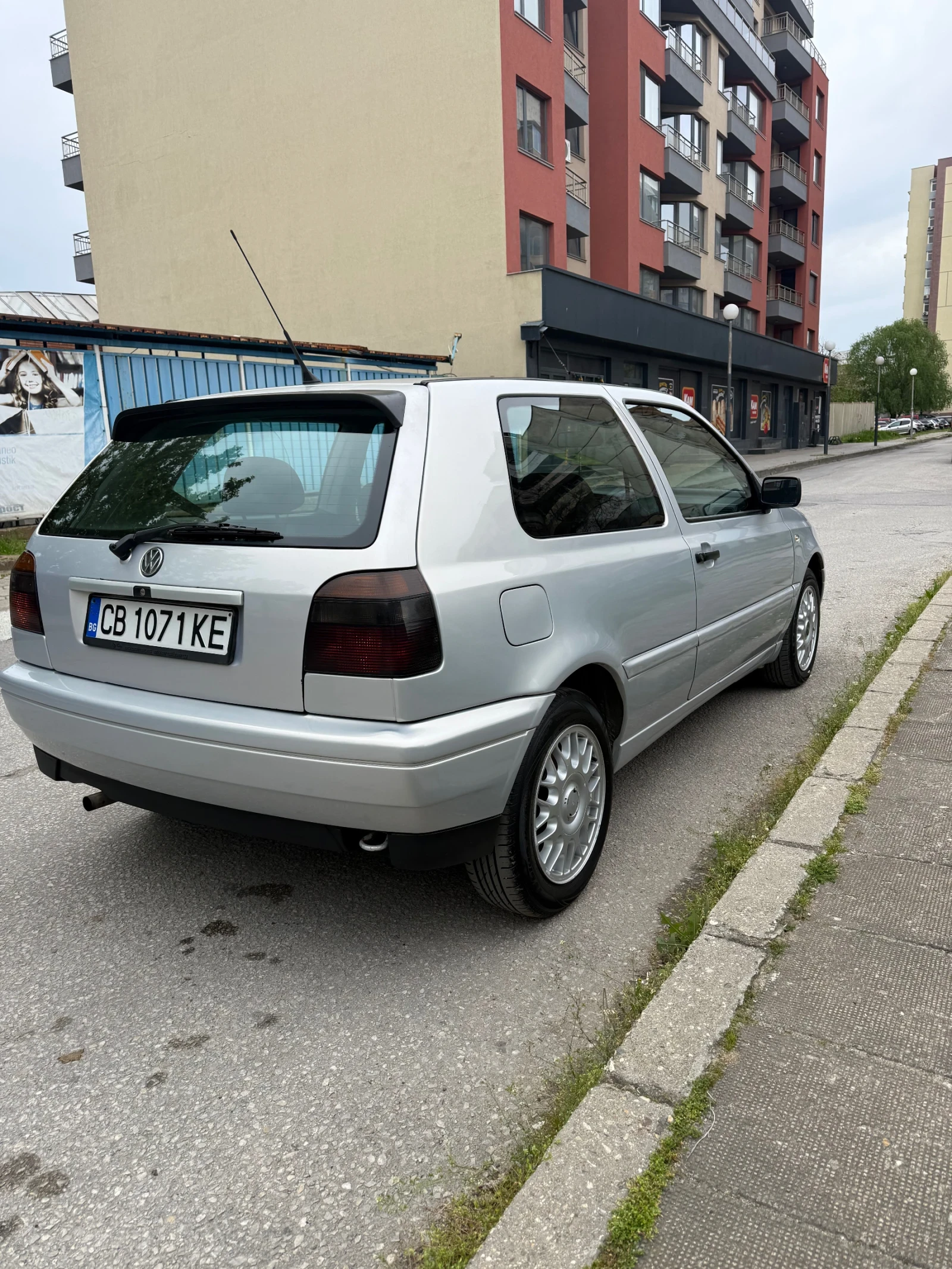 VW Golf 1.6 - АВТОМАТ, снимка 3 - Автомобили и джипове - 54379306