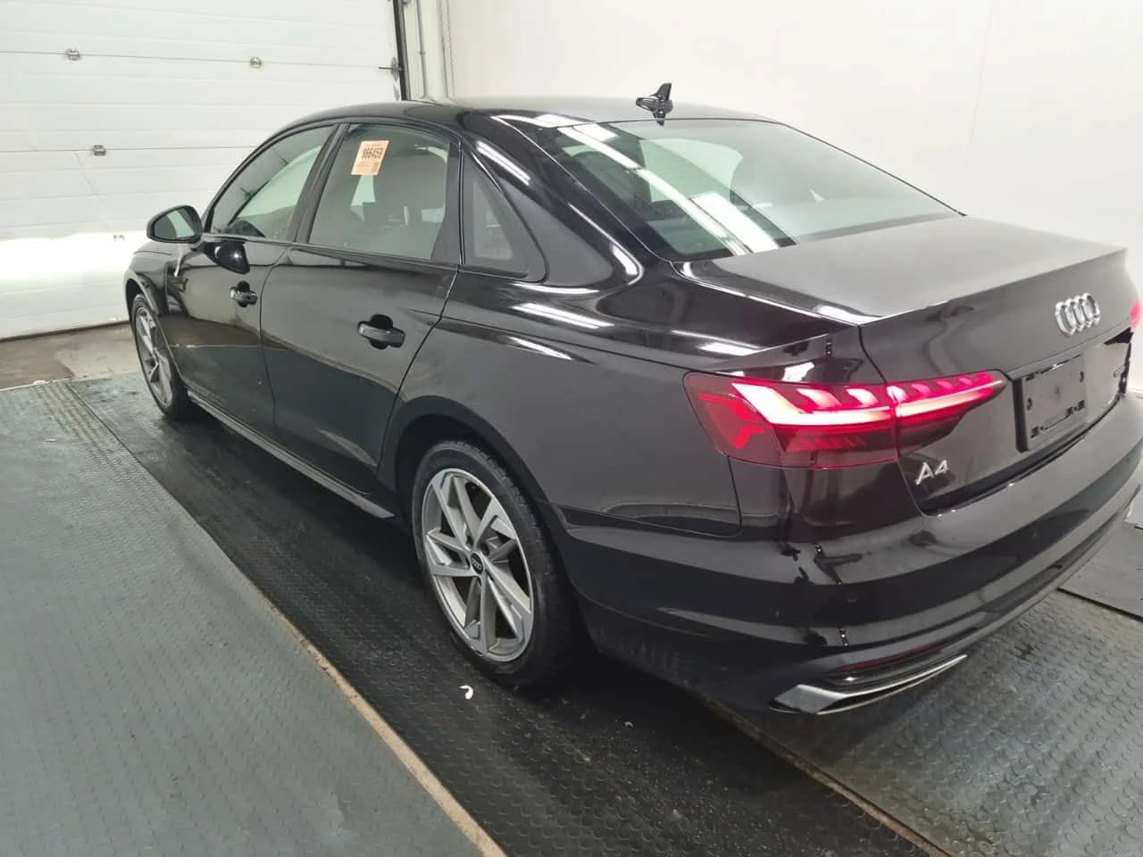 Audi A4 * KOMFORT * ДИСТРОНИК * 2 КЛЮЧА * ПОДГРЕВ, снимка 4 - Автомобили и джипове - 54612096