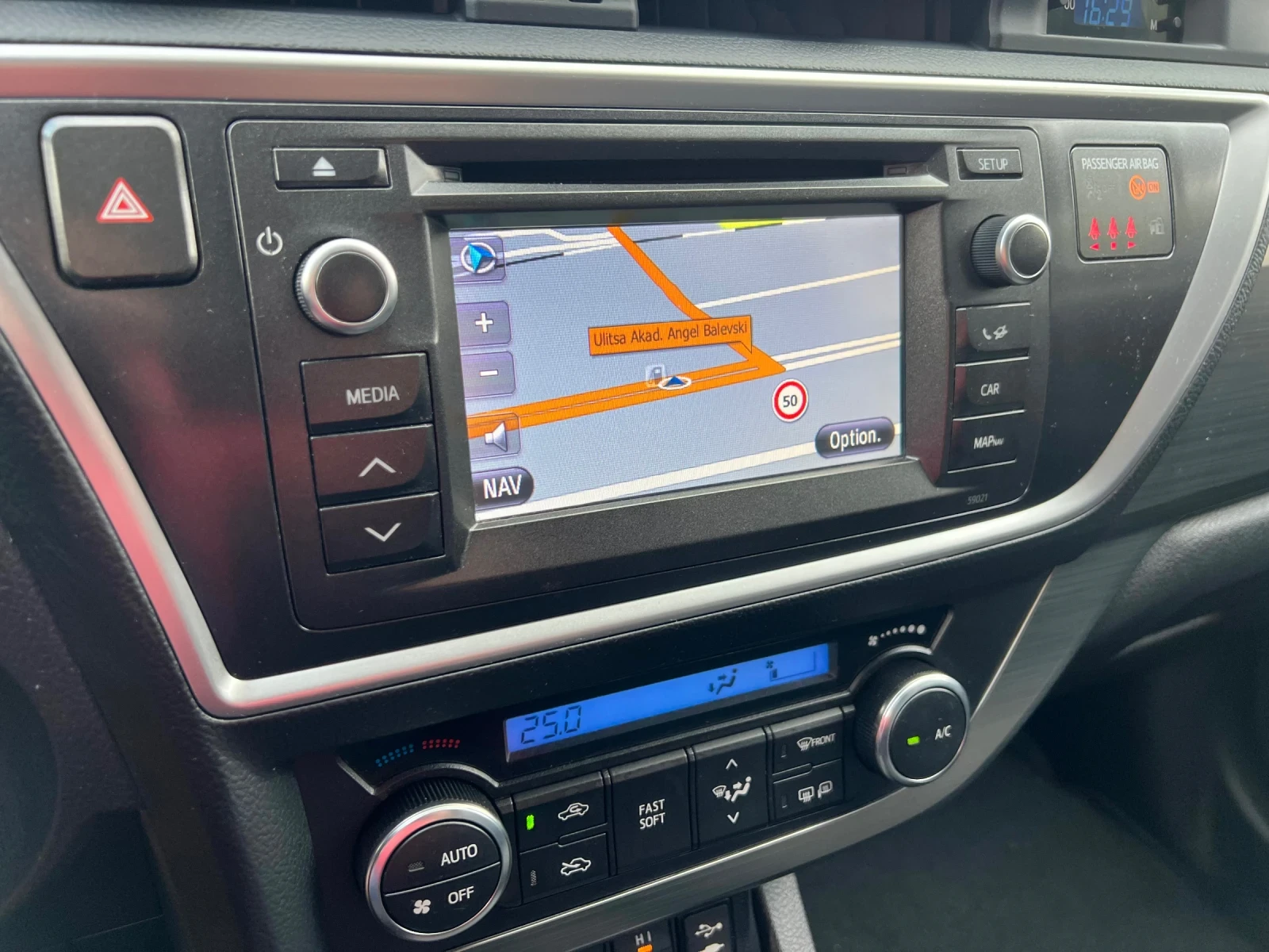 Toyota Auris 1.6i Бензин ШВЕЙЦАРИЯ, снимка 11 - Автомобили и джипове - 54786452