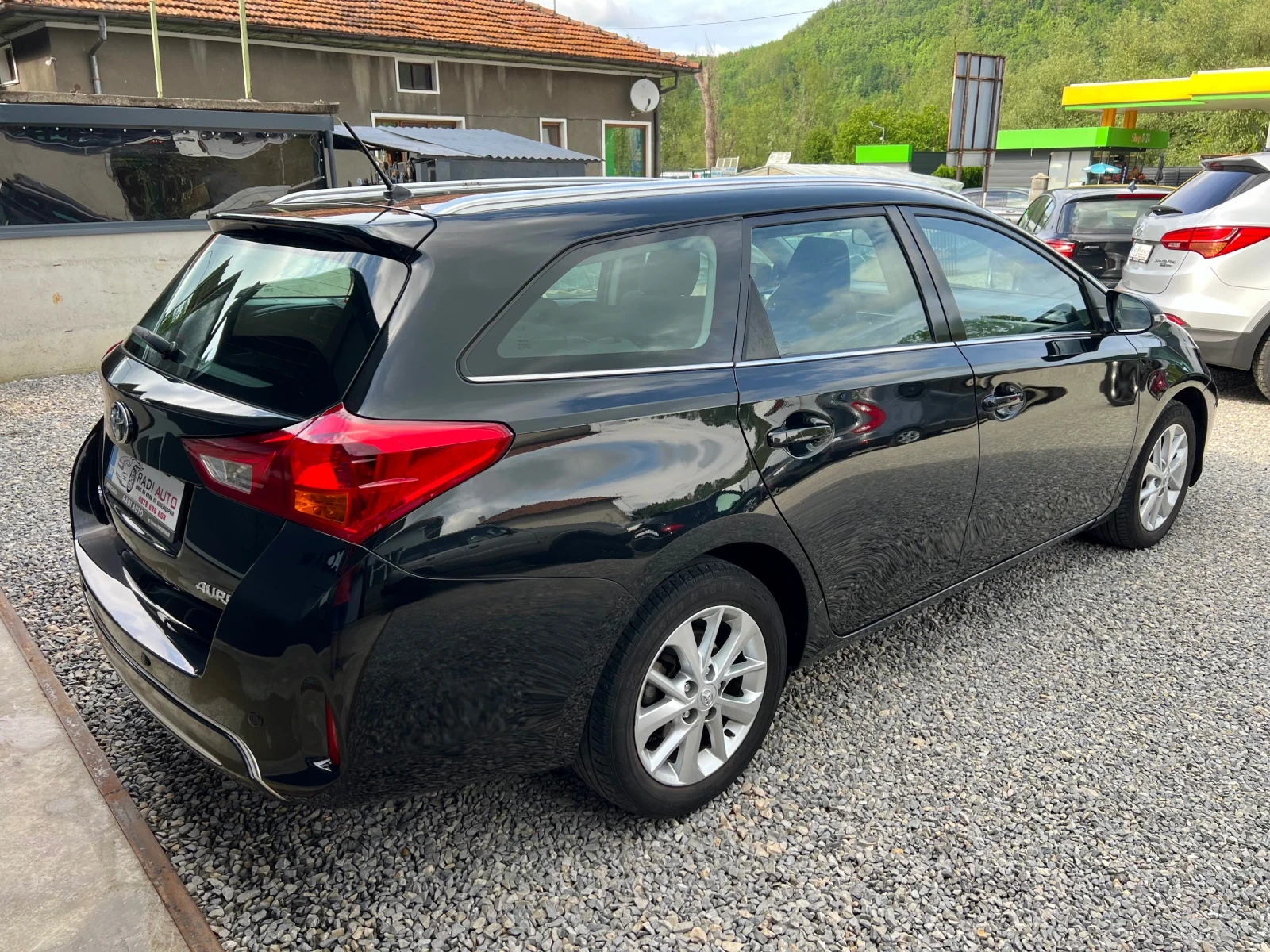Toyota Auris 1.6i Бензин ШВЕЙЦАРИЯ, снимка 3 - Автомобили и джипове - 54786452