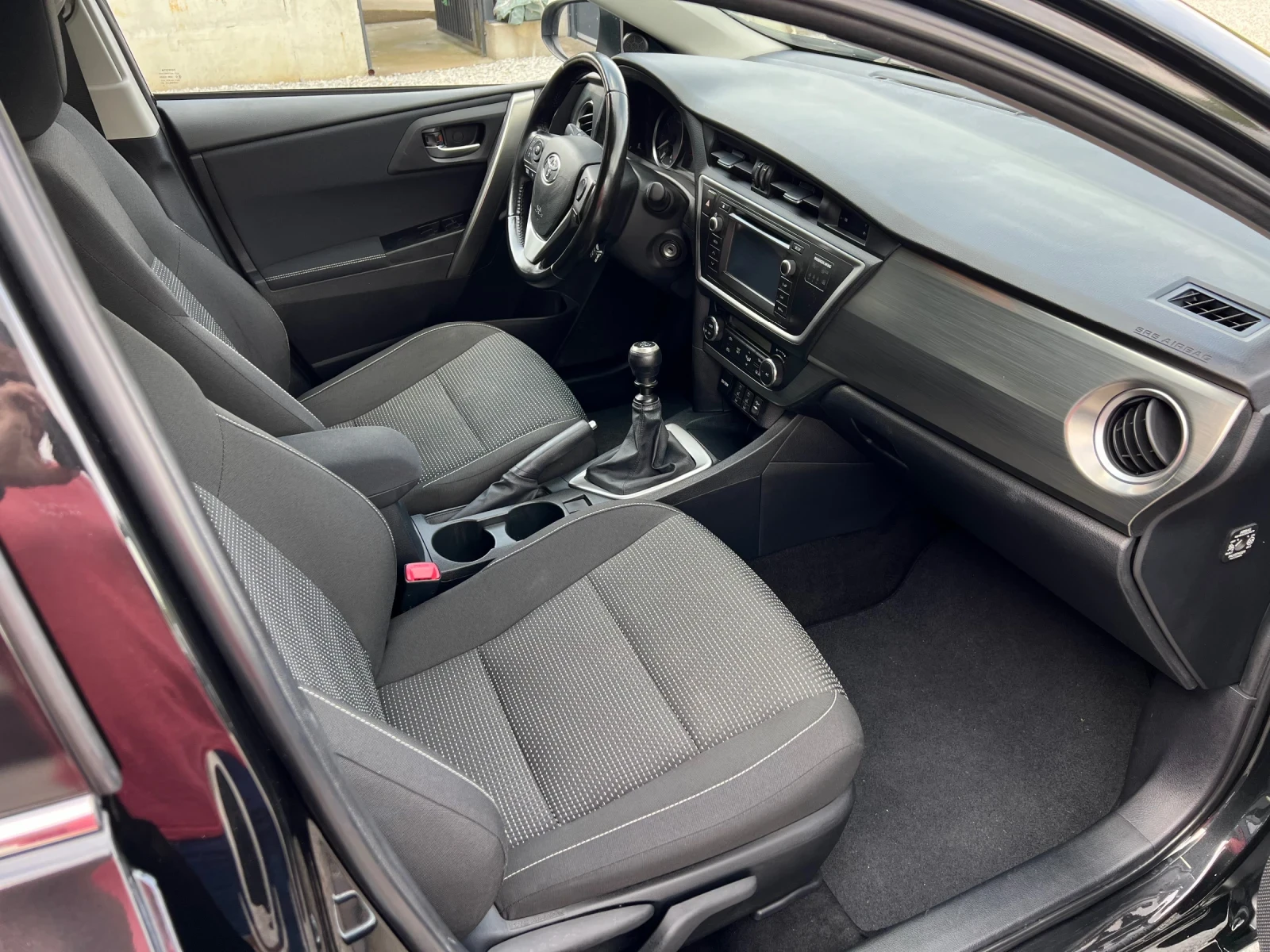 Toyota Auris 1.6i Бензин ШВЕЙЦАРИЯ, снимка 8 - Автомобили и джипове - 54786452