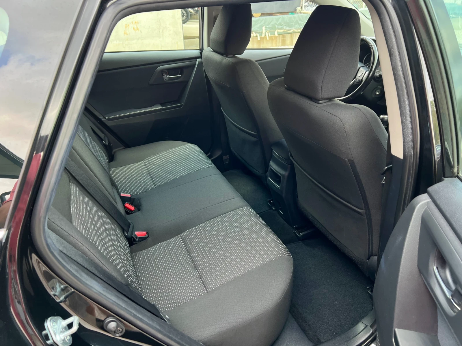 Toyota Auris 1.6i Бензин ШВЕЙЦАРИЯ, снимка 7 - Автомобили и джипове - 54786452
