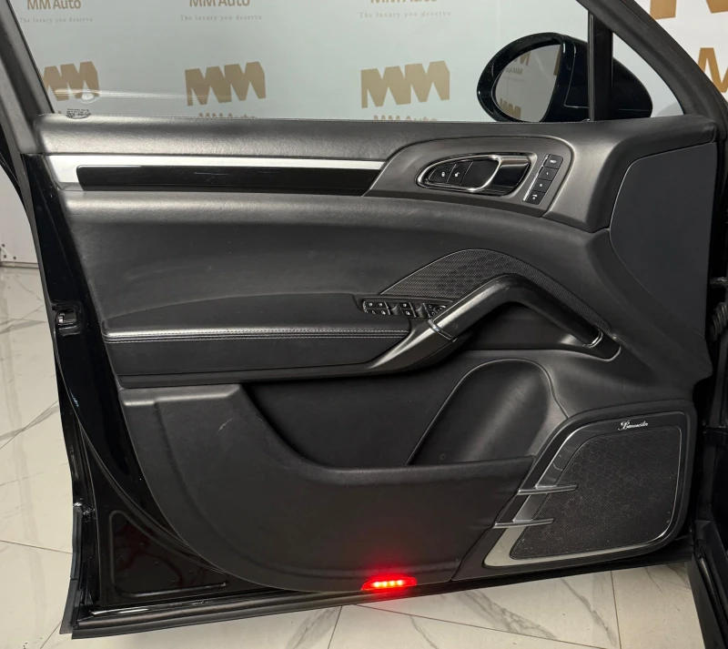 Porsche Cayenne V8 Turbo* Chrono* Burmester* Pano, снимка 8 - Автомобили и джипове - 51367842