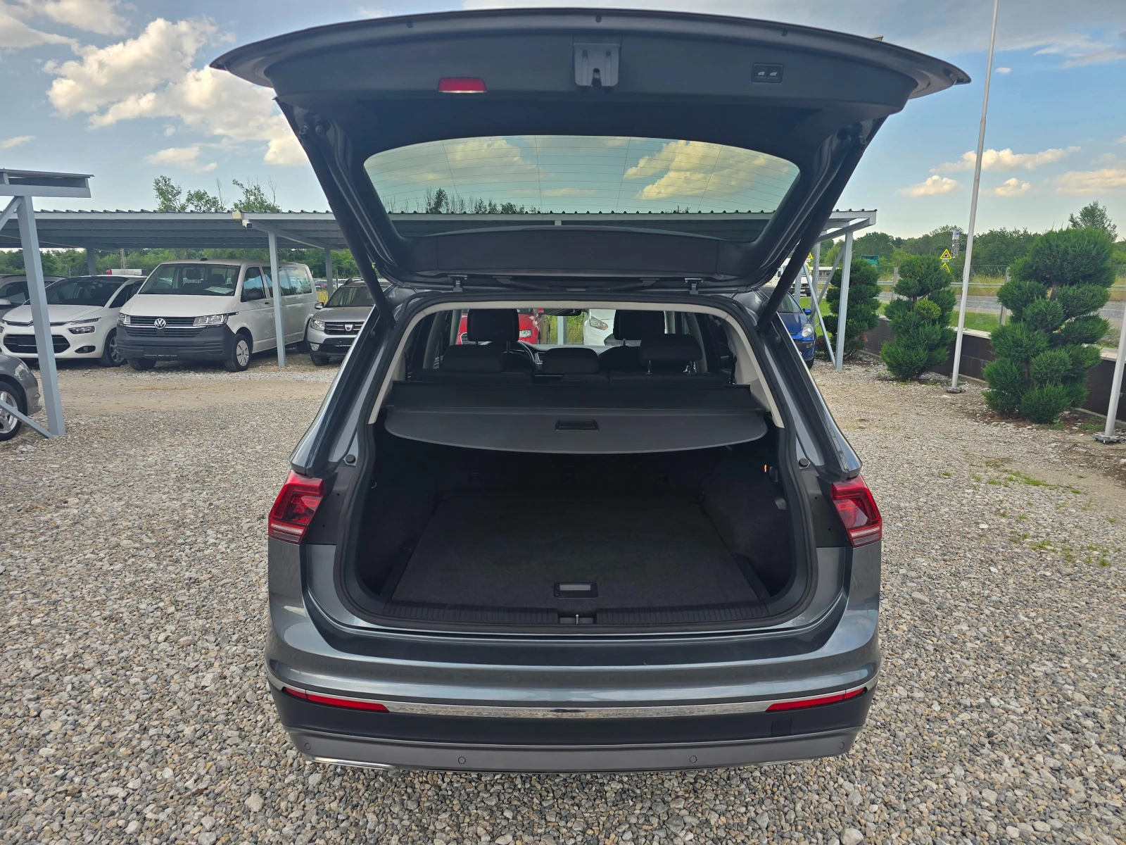 VW Tiguan 2.0TDI АВТОМАТИК ! ! МАКСИ ! ! 4 MOTION, снимка 17 - Автомобили и джипове - 54922916
