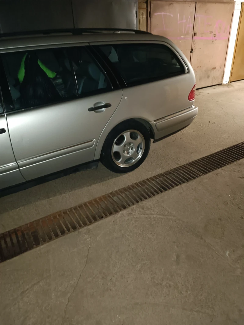 Mercedes-Benz E 300, снимка 3 - Автомобили и джипове - 48449618