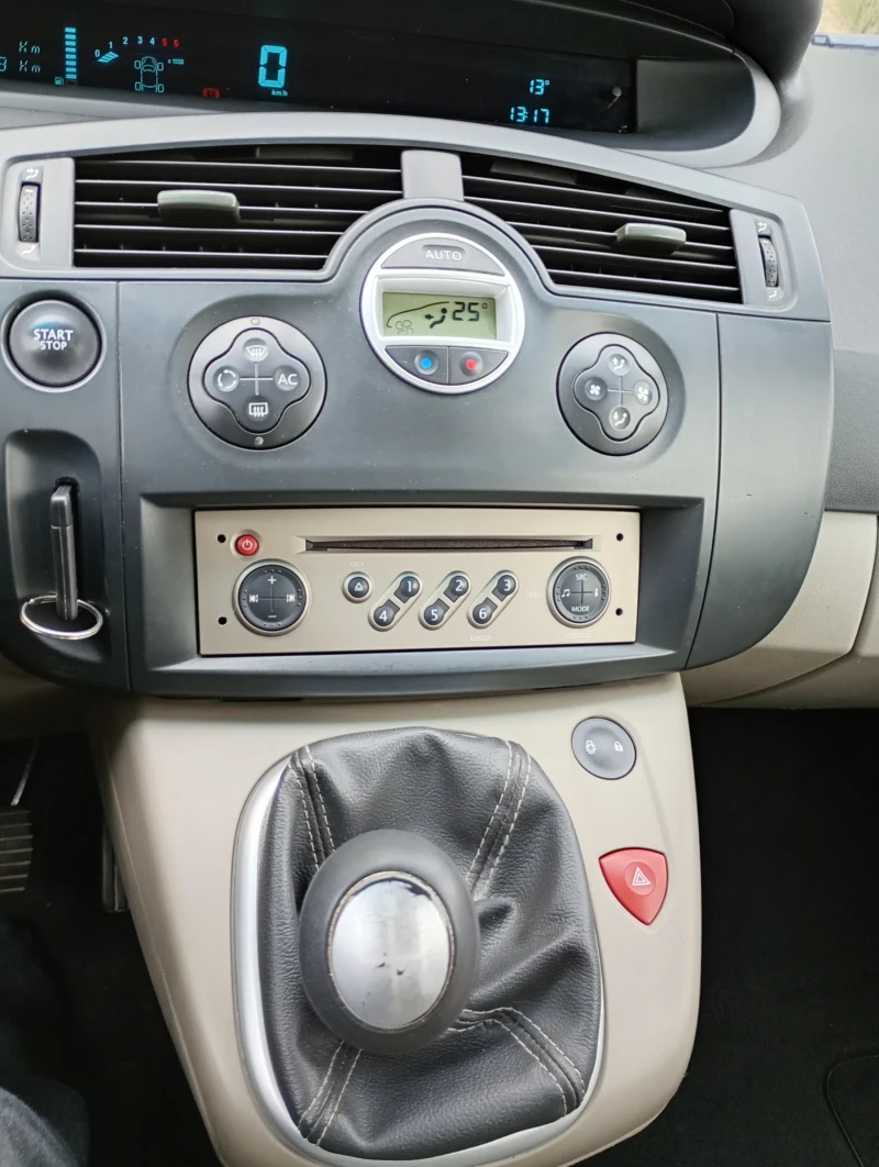 Renault Scenic 1.5dci, снимка 17 - Автомобили и джипове - 52148621