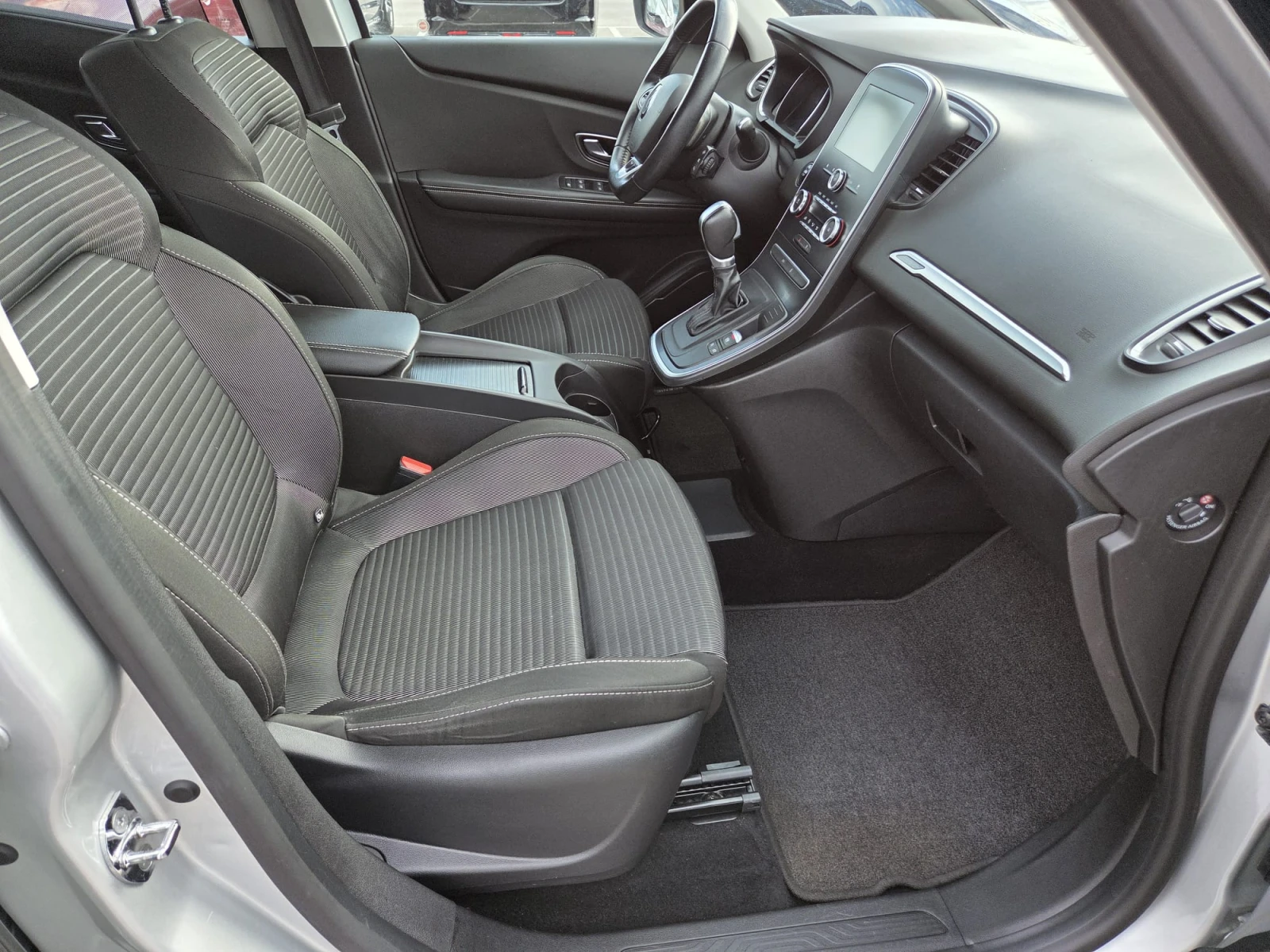 Renault Scenic 1.5 dci Сервизна Книжка, АВТОМАТИК, снимка 9 - Автомобили и джипове - 55448711