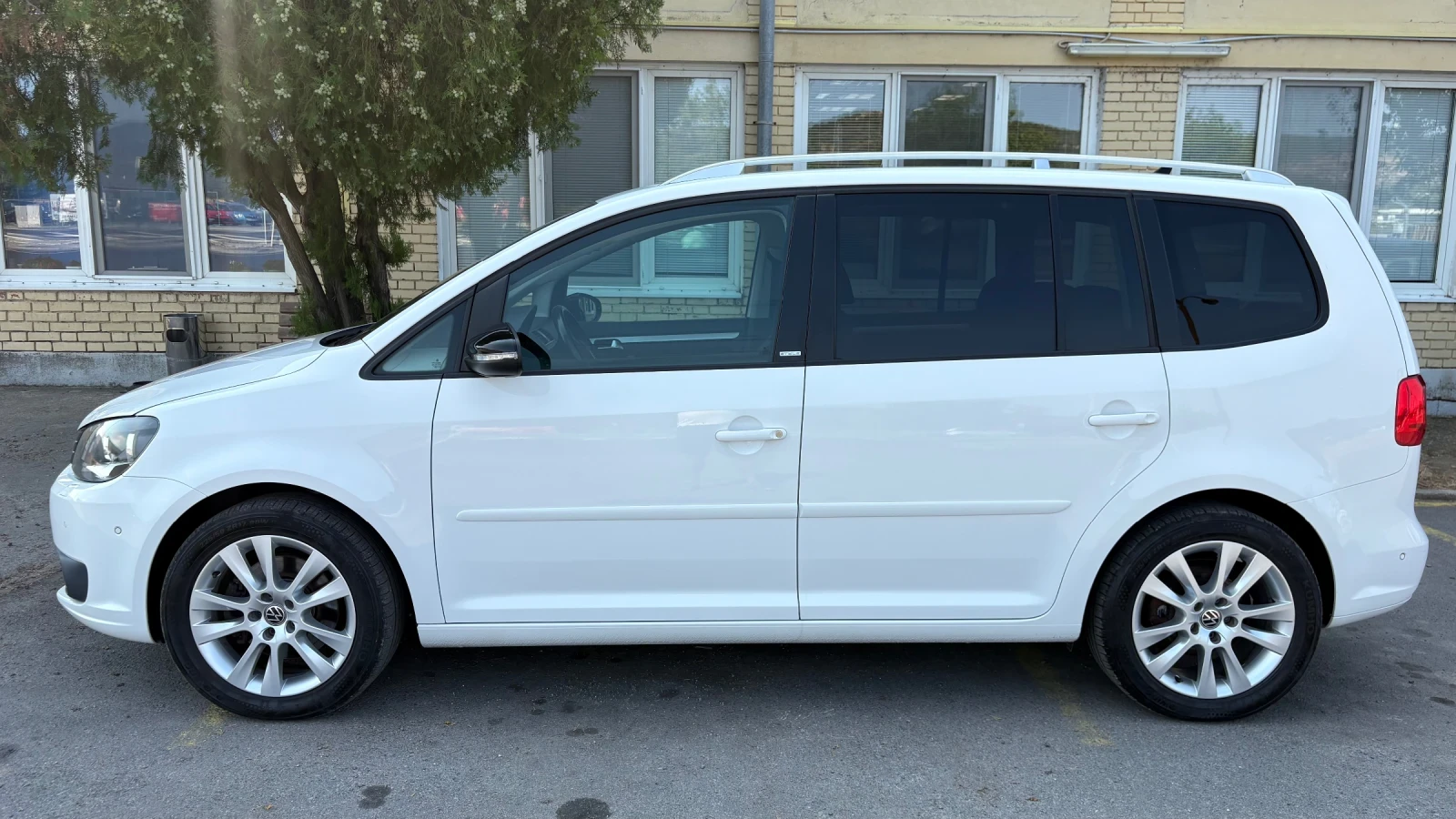 VW Touran Style 2.0TDI 140кс 7Места Германия ТОП, снимка 6 - Автомобили и джипове - 55984314