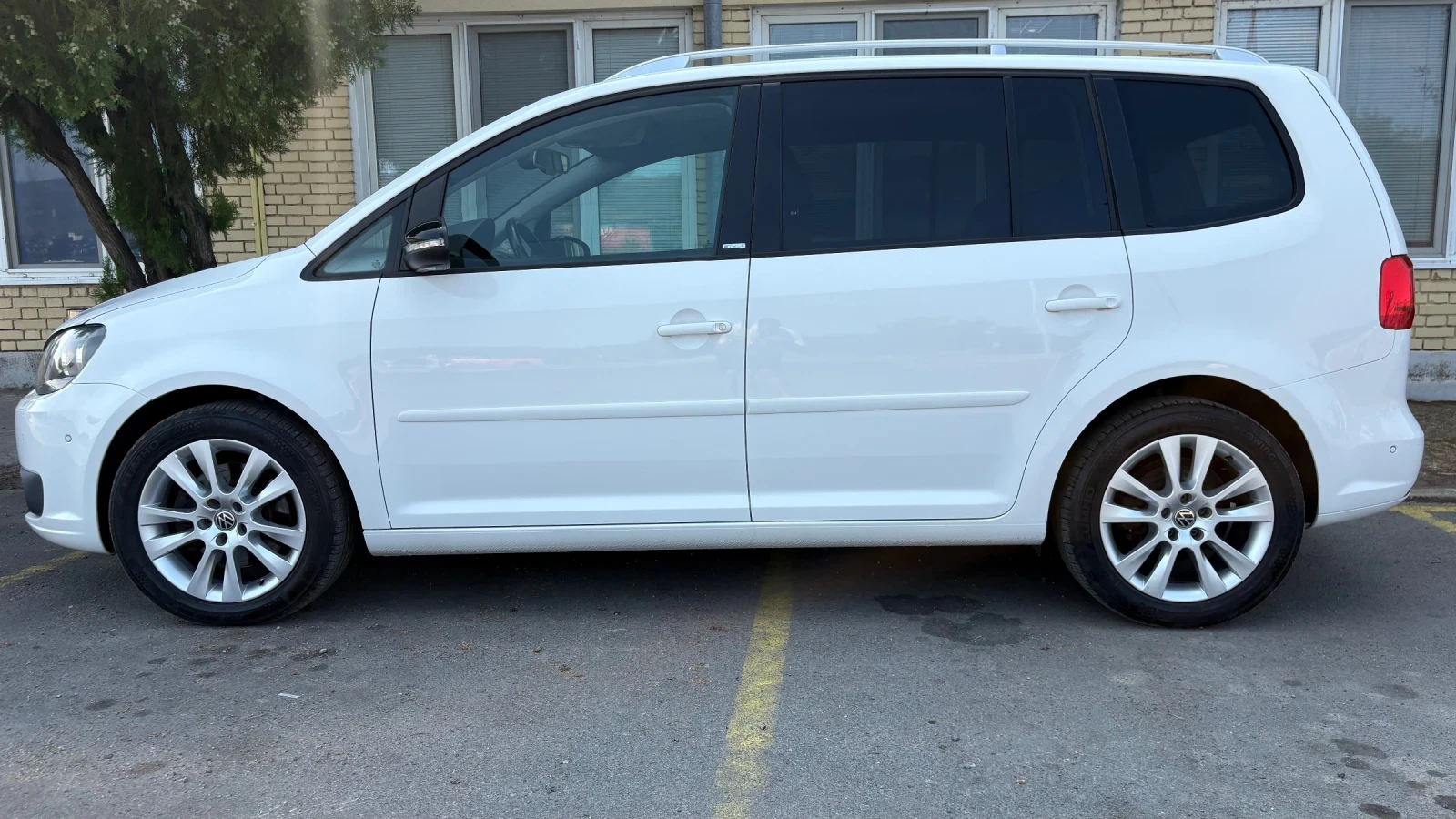 VW Touran Style 2.0TDI 140кс 7Места Германия ТОП, снимка 4 - Автомобили и джипове - 55984314