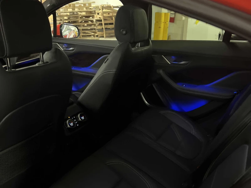 Jaguar I-Pace CARFAX* АВТОФИНАНСИРАНЕ* БЕЗ ПЪРВОНАЧАЛНА ВНОСКА* , снимка 13 - Автомобили и джипове - 52836185