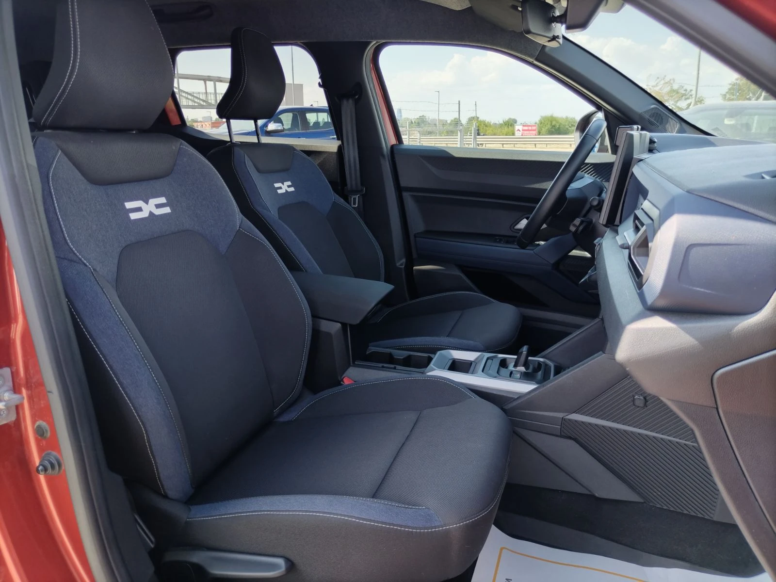 Dacia Duster 1.6 E-Tech/140к.с./Full Hybrid/Journey, снимка 15 - Автомобили и джипове - 55616659