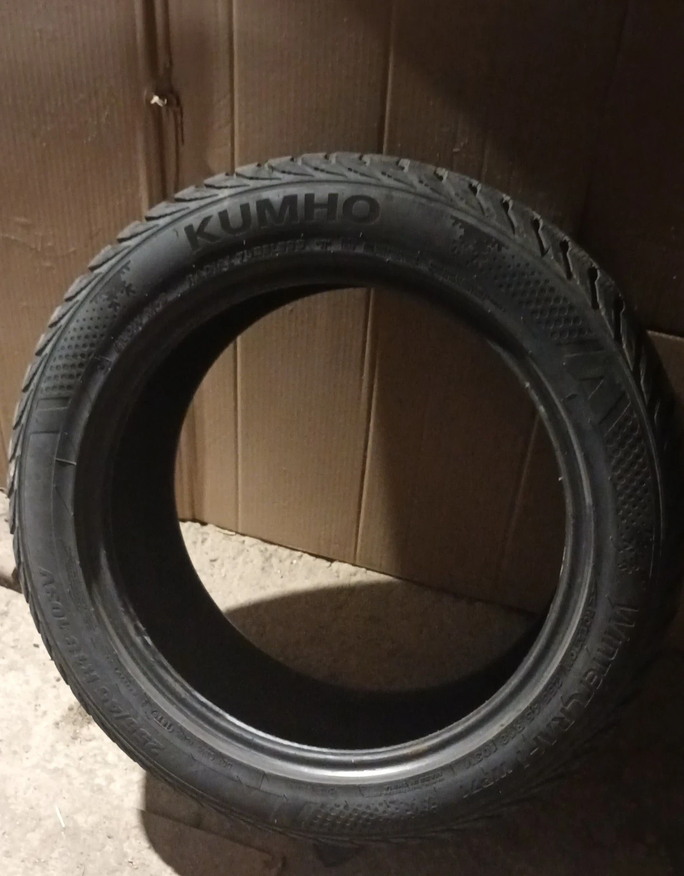 Гуми Зимни 255/45R18, снимка 3 - Гуми и джанти - 55598463