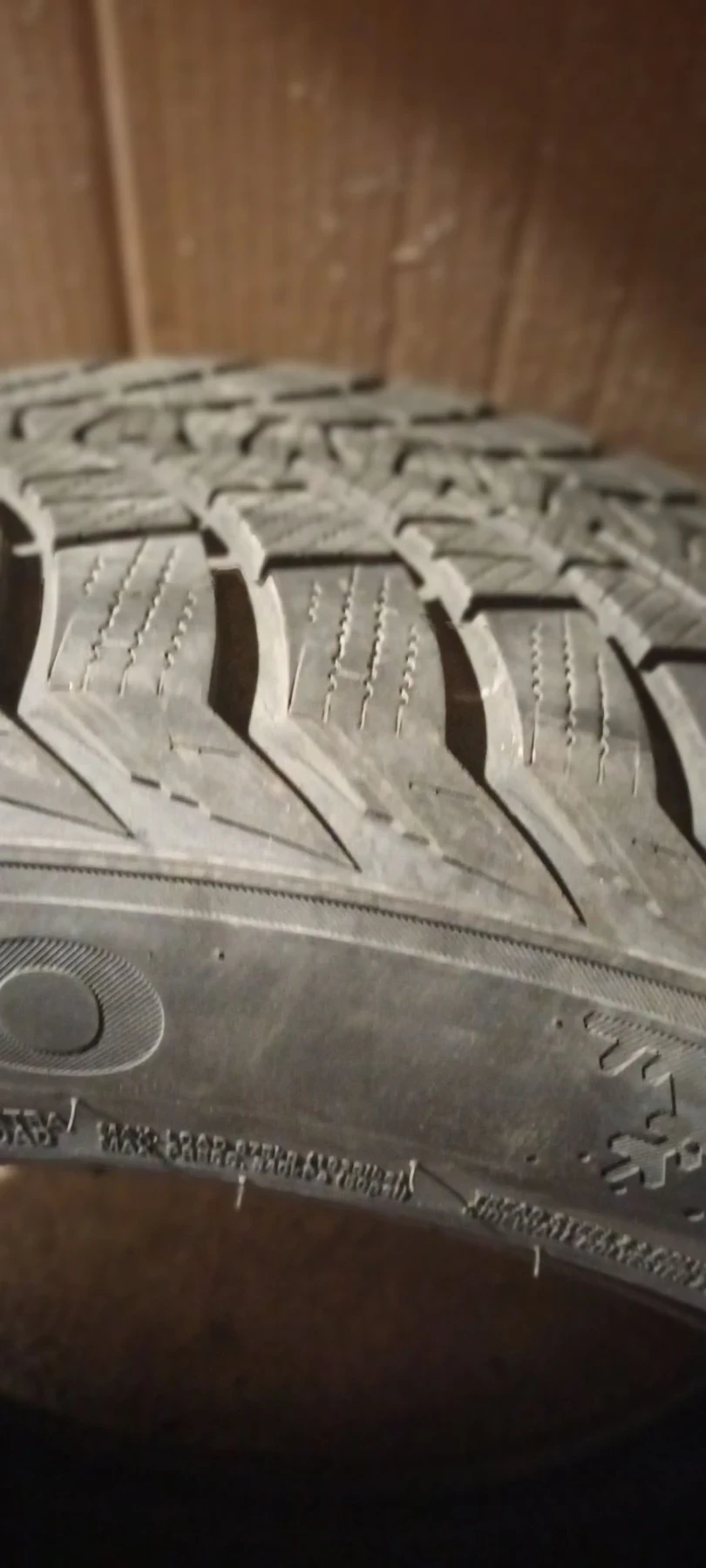Гуми Зимни 255/45R18, снимка 4 - Гуми и джанти - 55598463