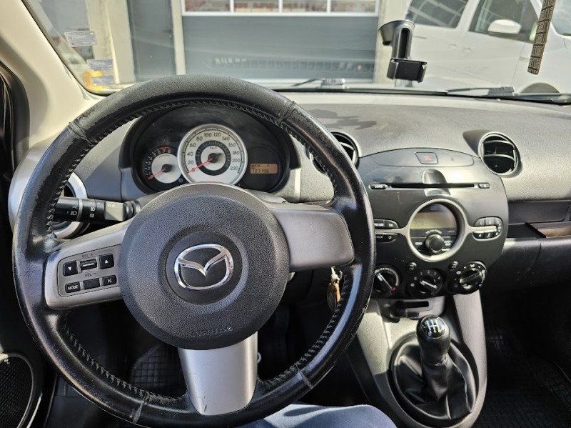 Mazda 2 Газ 1.3, снимка 4 - Автомобили и джипове - 46398802