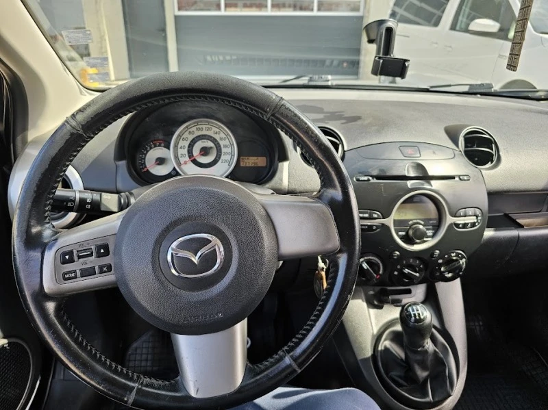 Mazda 2 Газ 1.3, снимка 4 - Автомобили и джипове - 47309656