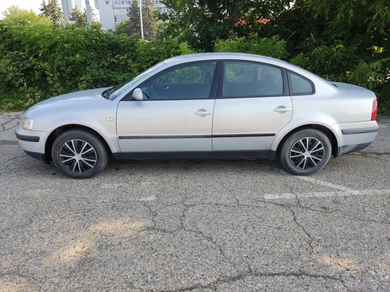 VW Passat 1, 8 125кс, снимка 4 - Автомобили и джипове - 46734936