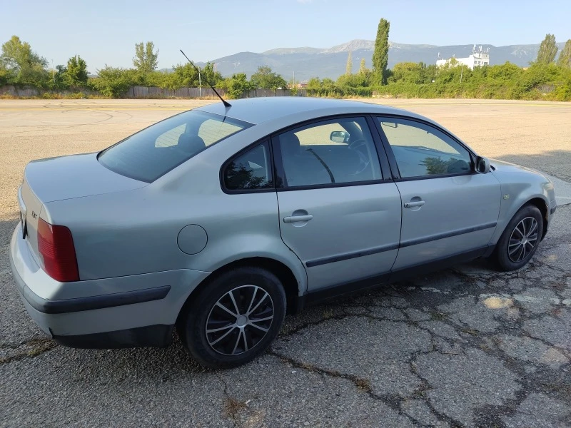 VW Passat 1, 8 125кс, снимка 5 - Автомобили и джипове - 46734936