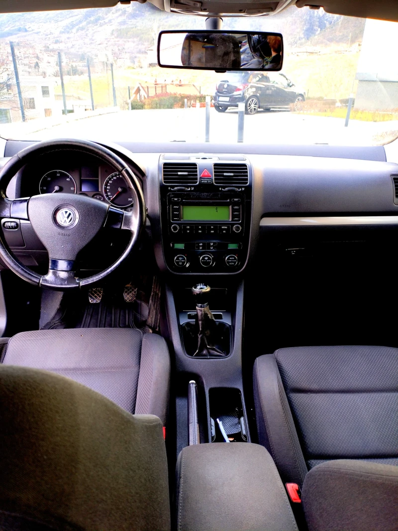 VW Golf 1.9 TDI 90hp Климатроник 4ел.стъкла Халогени , снимка 8 - Автомобили и джипове - 53332444