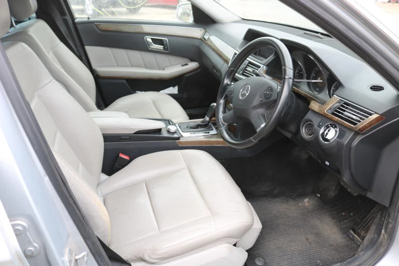 Mercedes-Benz E 250 CDI Avantgarde, снимка 14 - Автомобили и джипове - 35897464