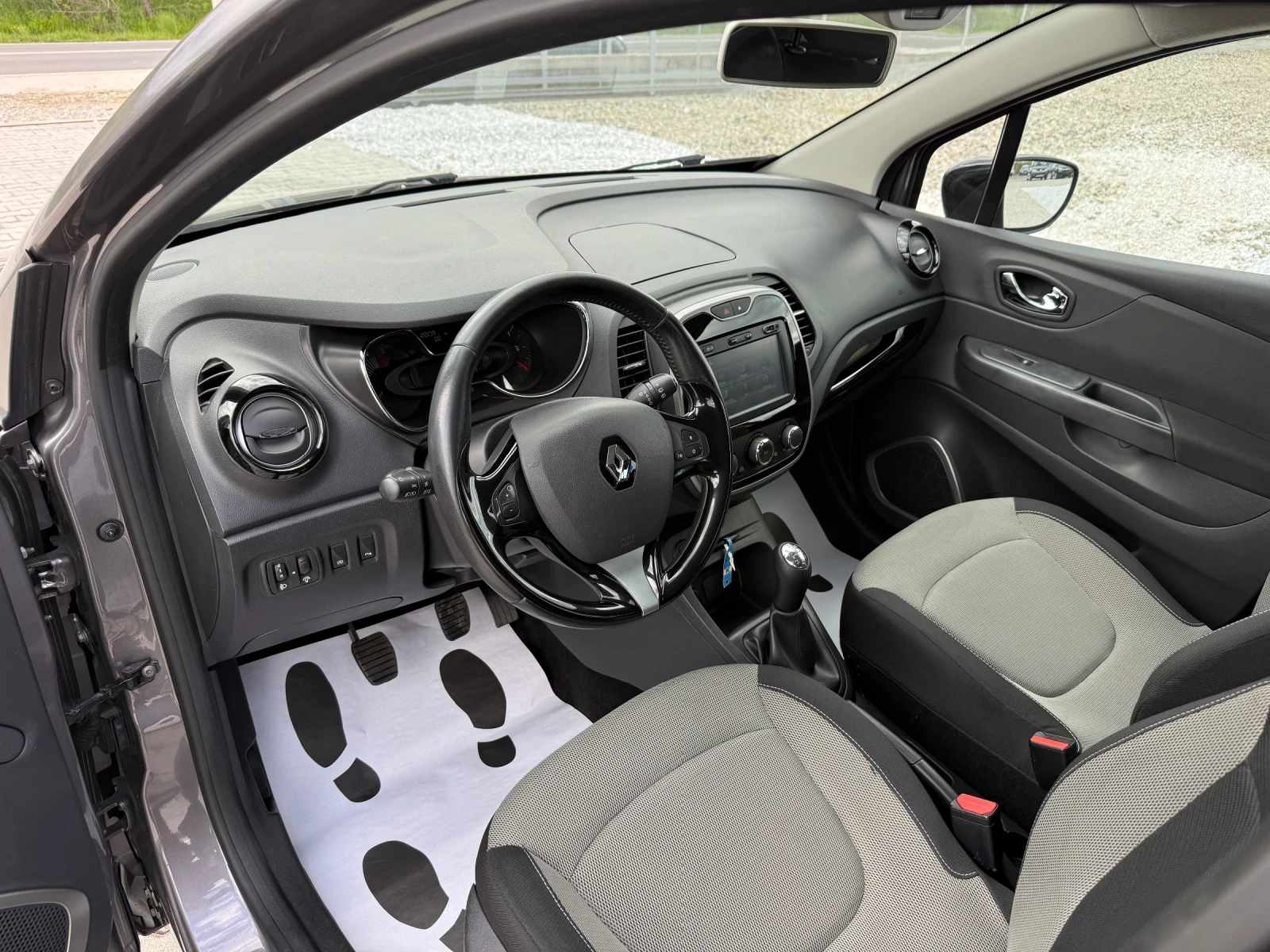 Renault Captur 1.5DCI NAVI, снимка 9 - Автомобили и джипове - 54392553