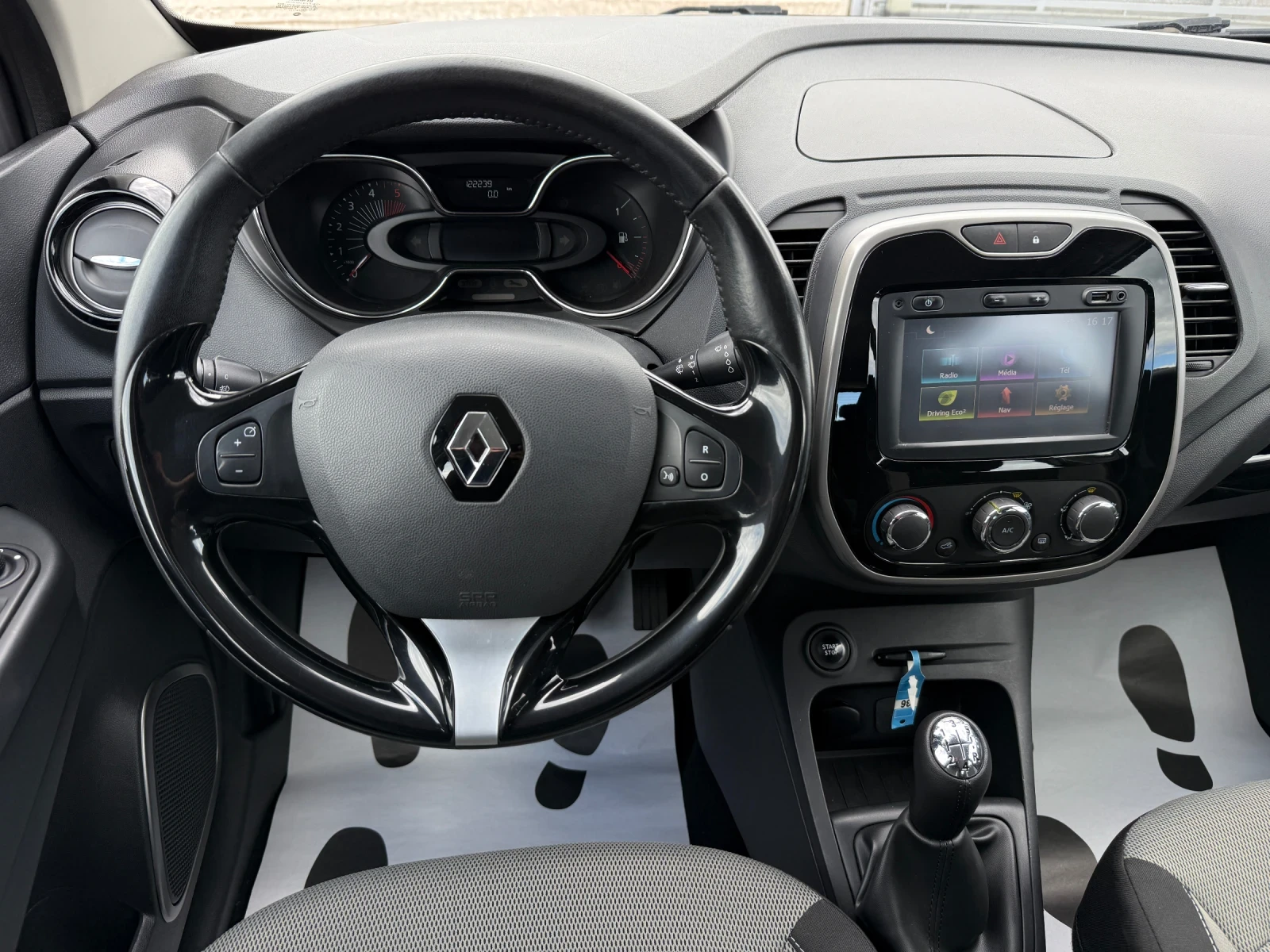 Renault Captur 1.5DCI NAVI, снимка 15 - Автомобили и джипове - 54392553