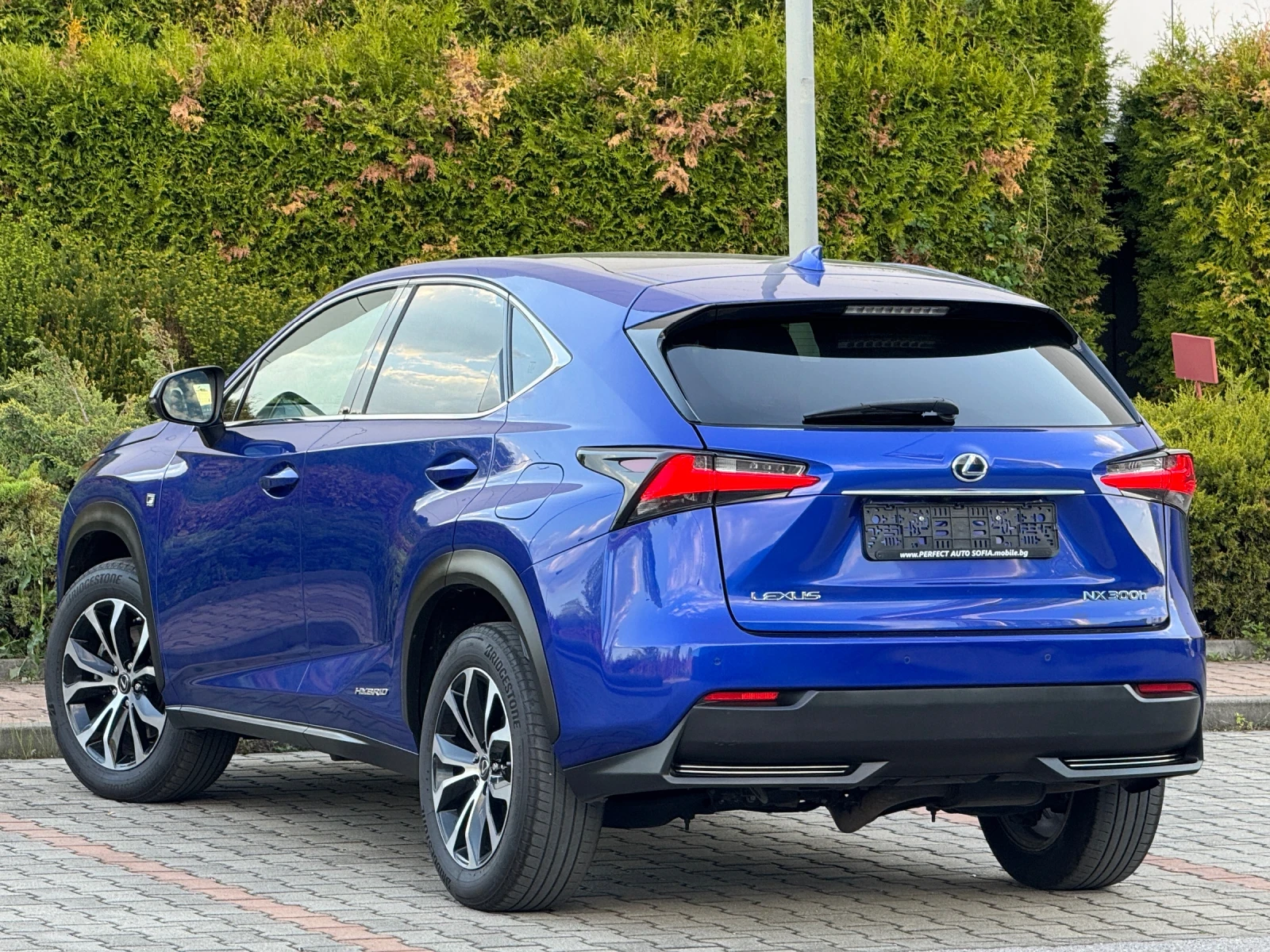 Lexus NX 300h 2.5HYBRID-F-SPORT-KEYLESS-ПАНОРАМА-КАМЕРА-ПОДГРЕВ! - изображение 3