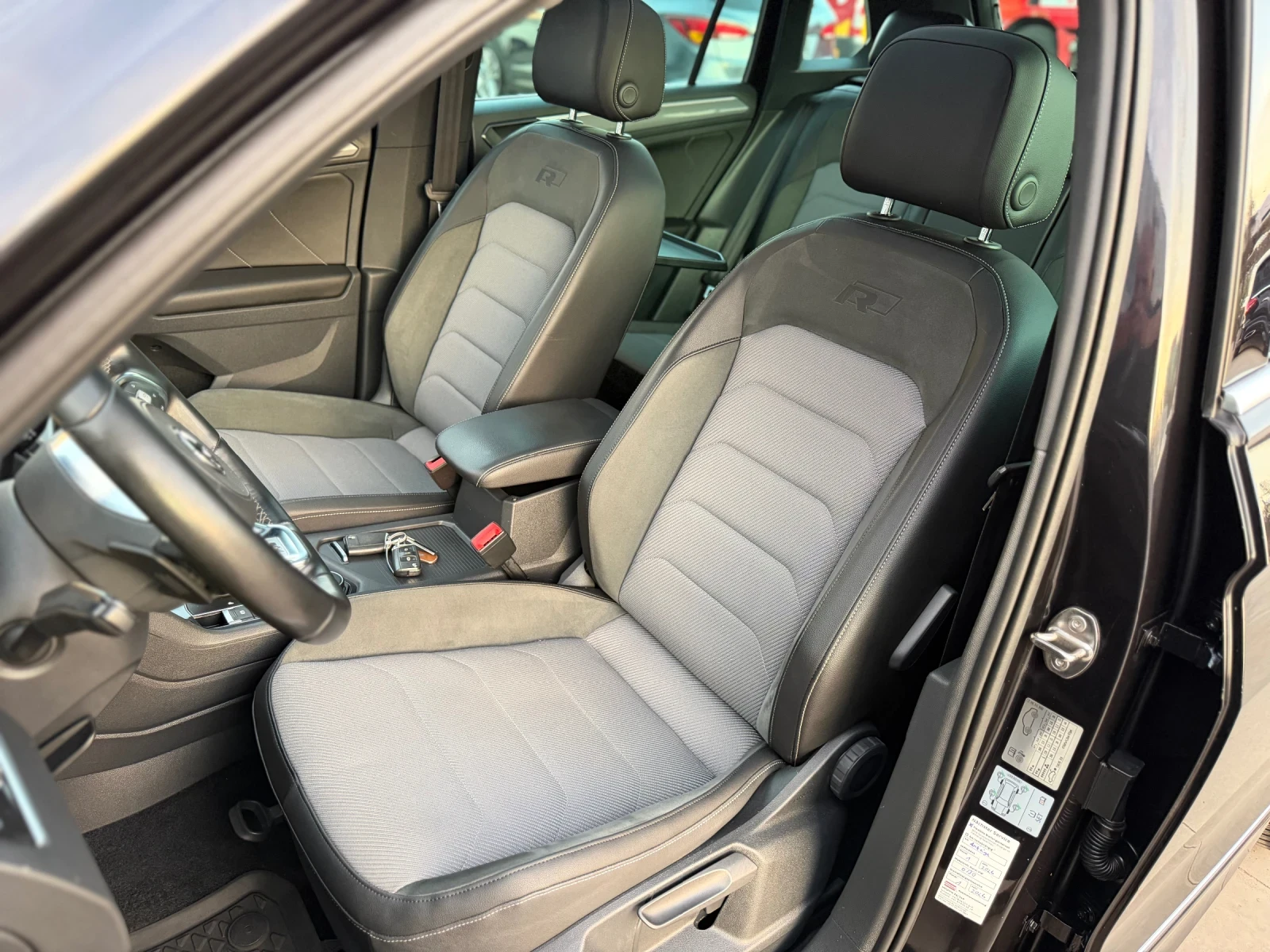 VW Tiguan R-LINE* 4MOTION* LED* 360* PANO* KEYLESS* , снимка 10 - Автомобили и джипове - 54115466