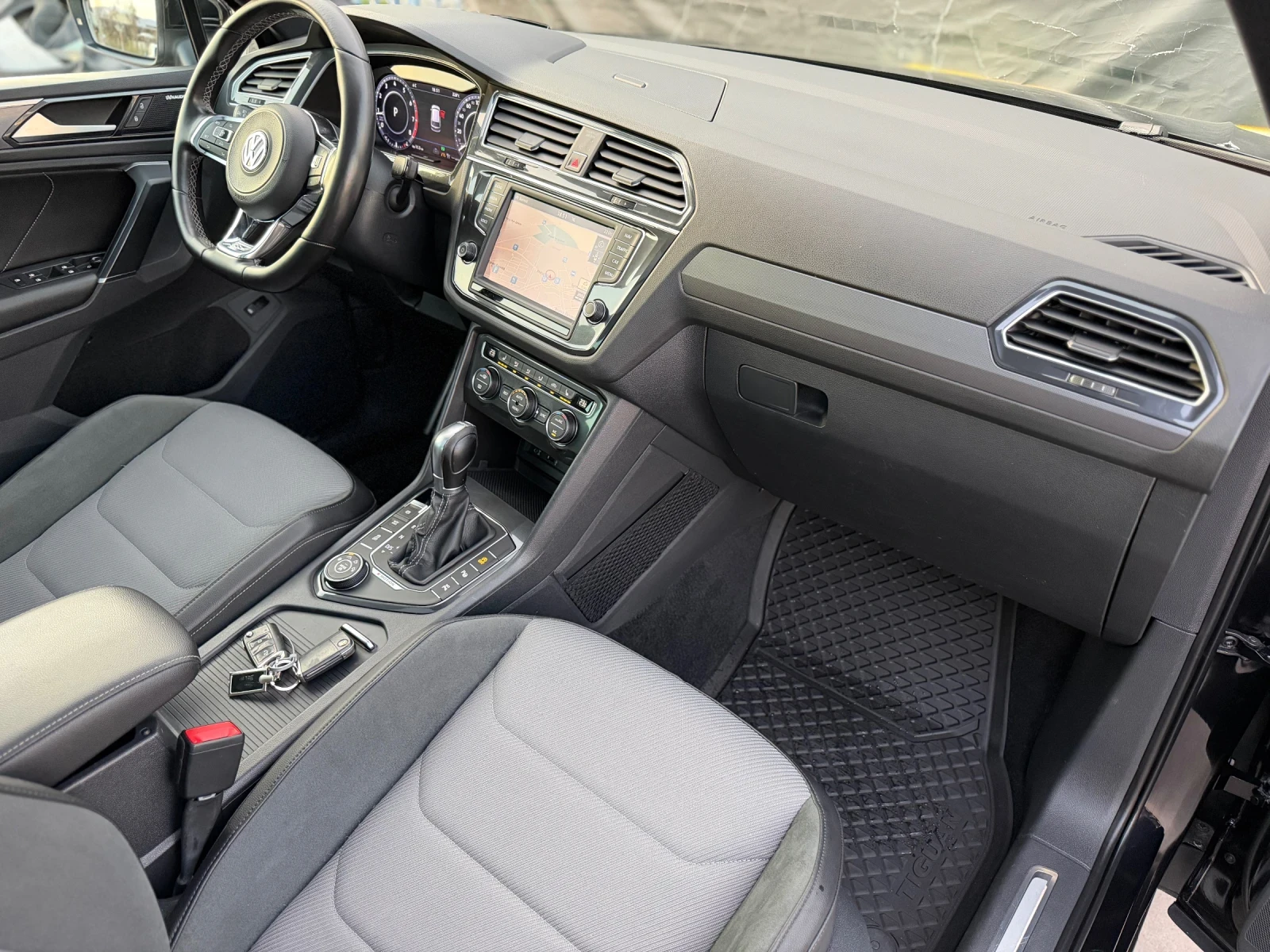 VW Tiguan R-LINE* 4MOTION* LED* 360* PANO* KEYLESS* , снимка 9 - Автомобили и джипове - 54115466