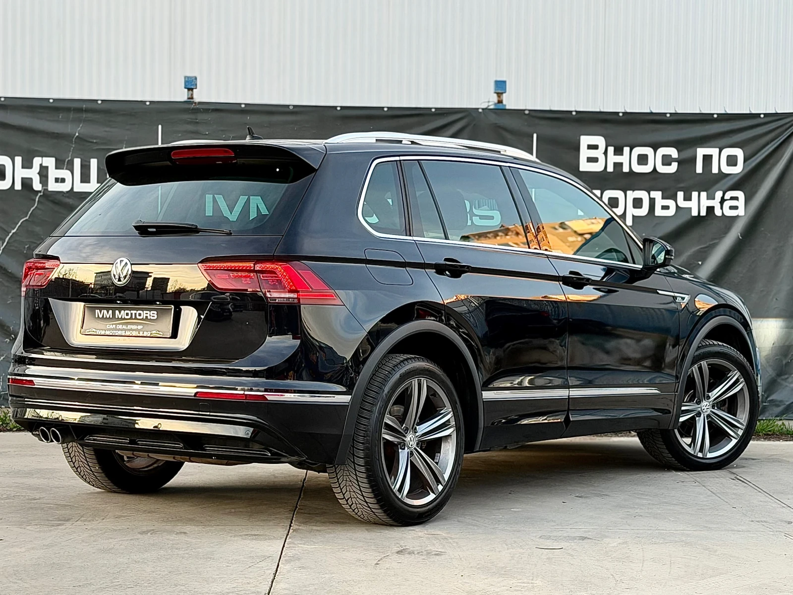 VW Tiguan R-LINE* 4MOTION* LED* 360* PANO* KEYLESS* , снимка 6 - Автомобили и джипове - 54115466