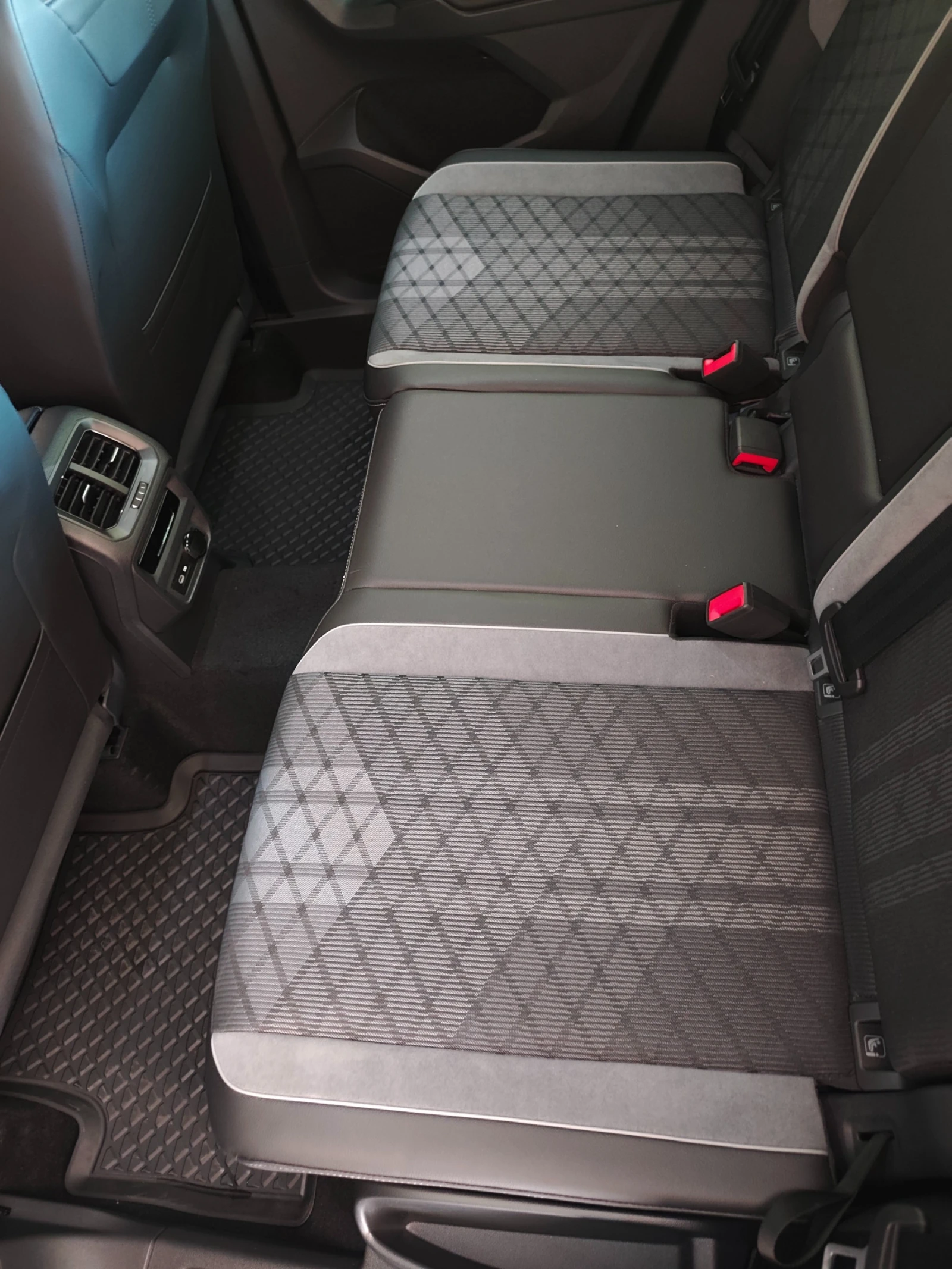 VW Tiguan R-Line, снимка 3 - Автомобили и джипове - 55725977