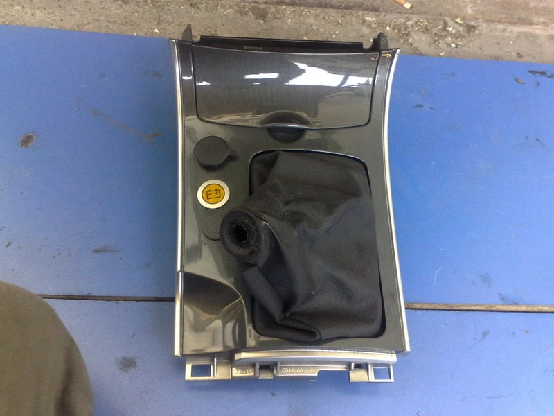 конзола около ръчна спирачка за Мазда 6 2.0D 143к.с. 2006г. комби (черна)