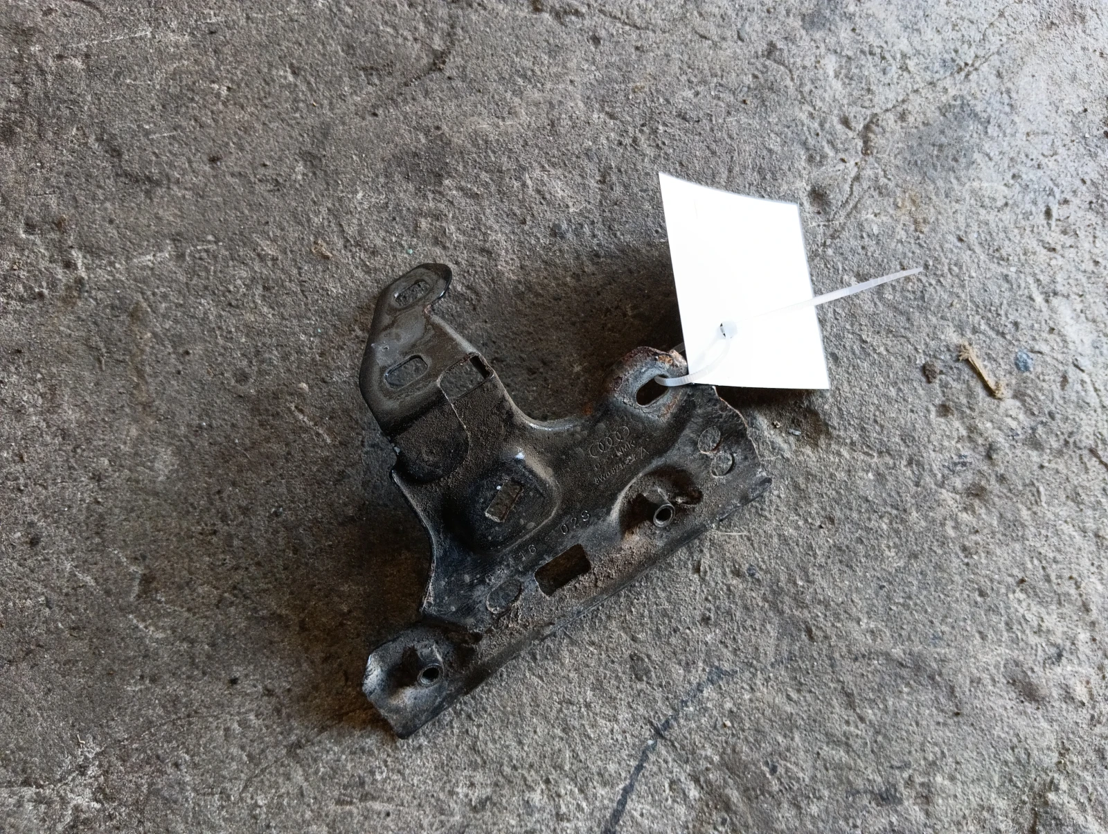 държач калник преден десен 8W0821184A Audi A4
