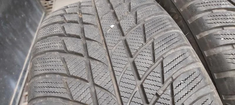 Гуми Зимни 225/50R18, снимка 4 - Гуми и джанти - 30924824