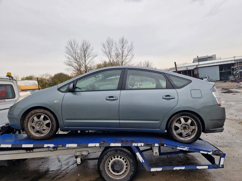 Toyota Prius 1.5 HYBRID, снимка 10 - Автомобили и джипове - 38772151