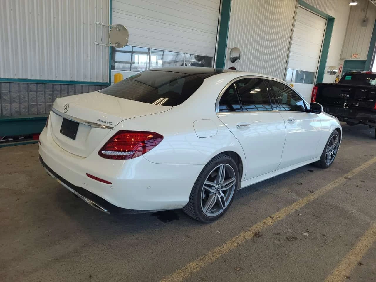 Mercedes-Benz E 350 | DISTRONIC| 360| PANO| BURMESTER | CARFAX, снимка 4 - Автомобили и джипове - 54002310