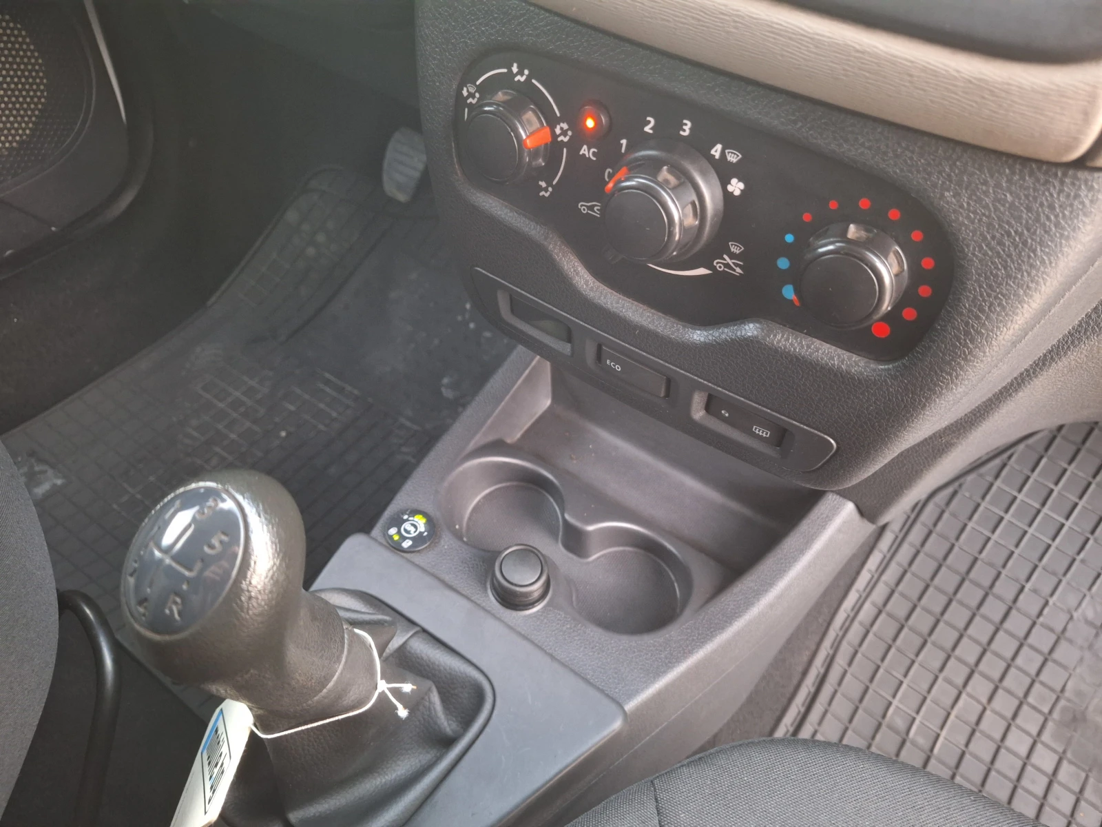 Dacia Dokker 1.6i Газ+ Бензин Евро5b, снимка 15 - Автомобили и джипове - 54530231