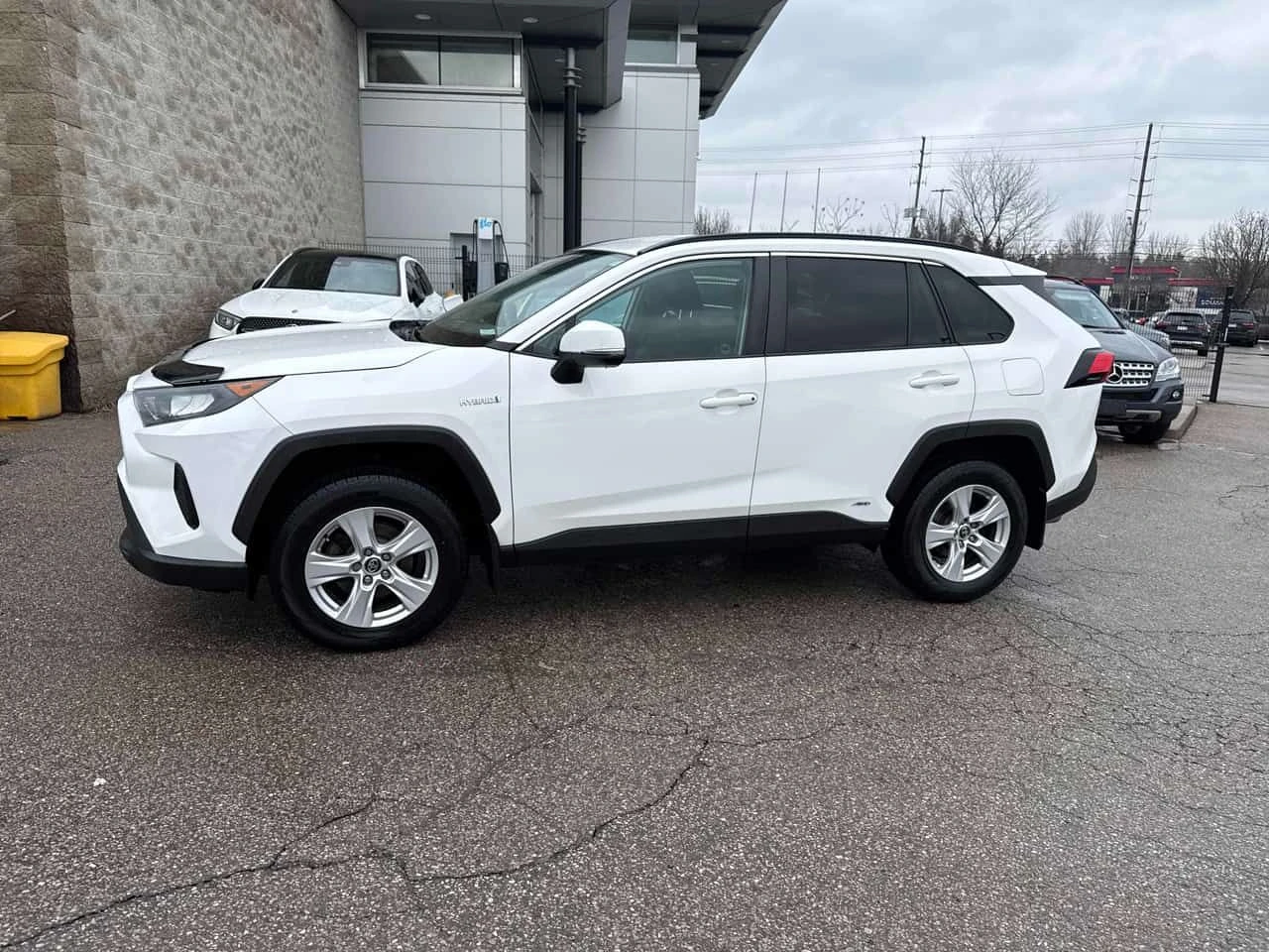 Toyota Rav4 * Hybrid LE * CARFAX * ПРЕДСТАВИТЕЛСТВО * KEYLESS, снимка 2 - Автомобили и джипове - 53965249