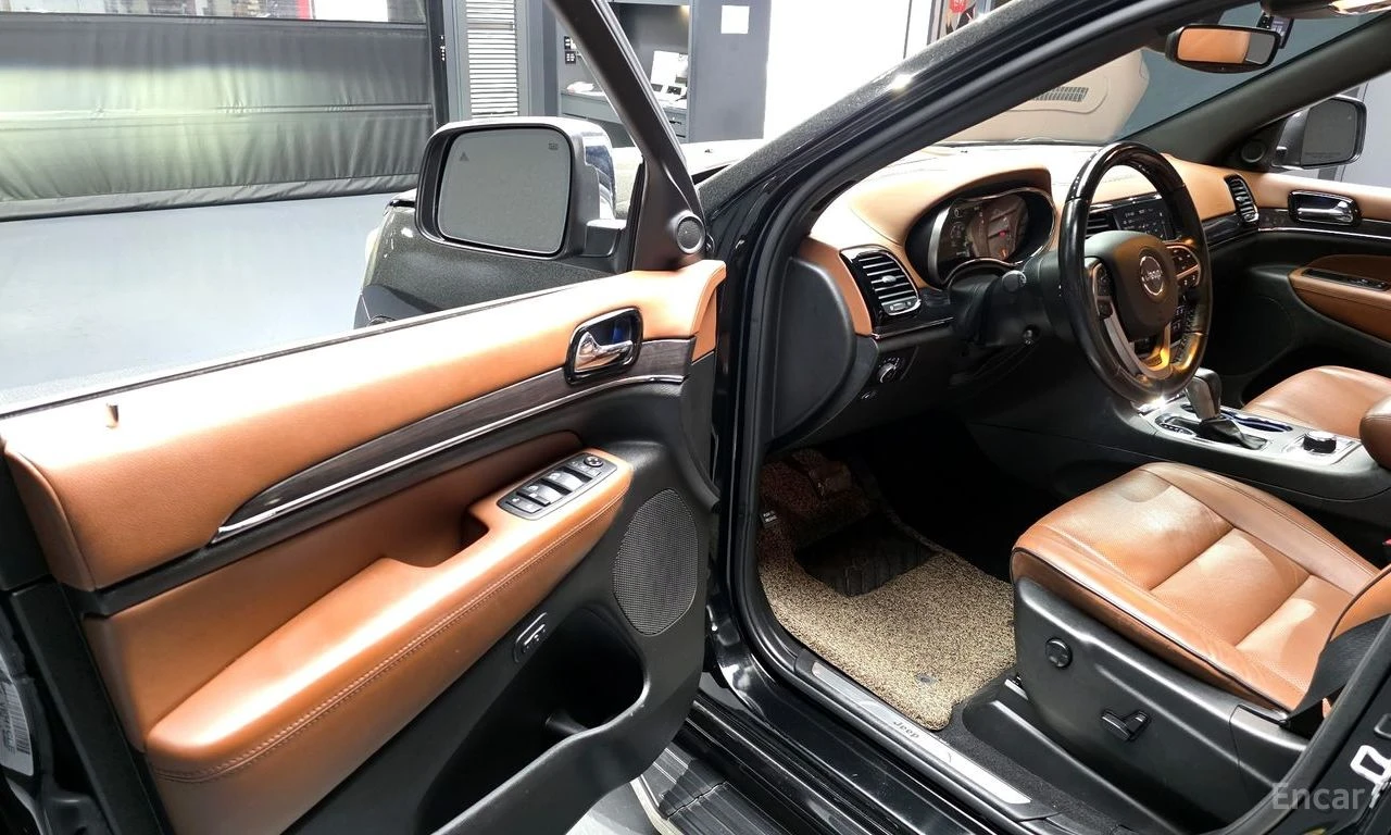 Jeep Grand cherokee 3.6* V6* 8ZF* OVERLAND* ДИСТРОНИК* ОБДУХВАНЕ* КАМЕ, снимка 5 - Автомобили и джипове - 54730477
