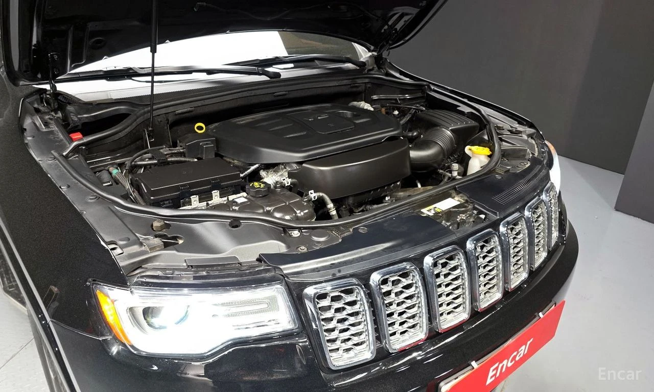 Jeep Grand cherokee 3.6* V6* 8ZF* OVERLAND* ДИСТРОНИК* ОБДУХВАНЕ* КАМЕ, снимка 17 - Автомобили и джипове - 54730477