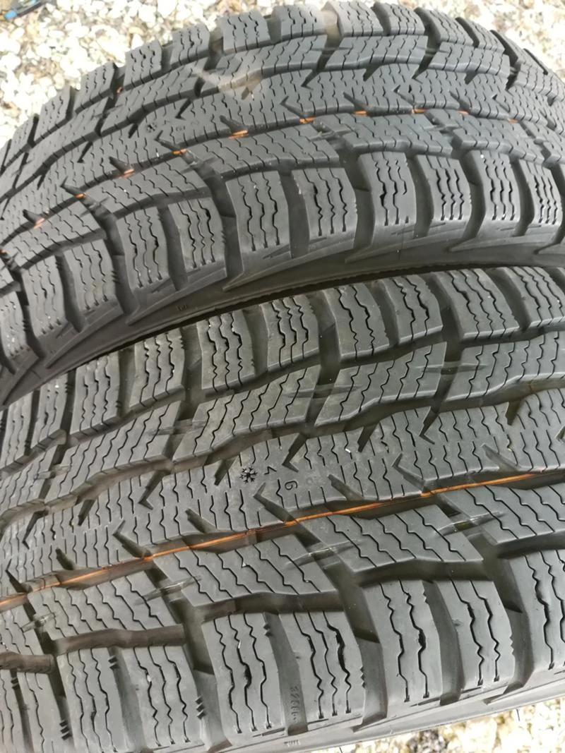 Гуми Зимни 215/60R17, снимка 2 - Гуми и джанти - 30092002