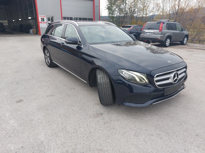 Mercedes-Benz E 220 4 MATIC, снимка 2 - Автомобили и джипове - 52307832