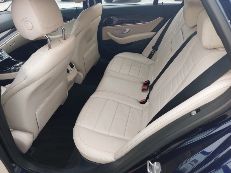 Mercedes-Benz E 220 4 MATIC, снимка 8 - Автомобили и джипове - 52307832