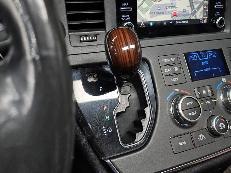 Toyota Sienna 3.5 2GR Automatic, снимка 13 - Автомобили и джипове - 55662760