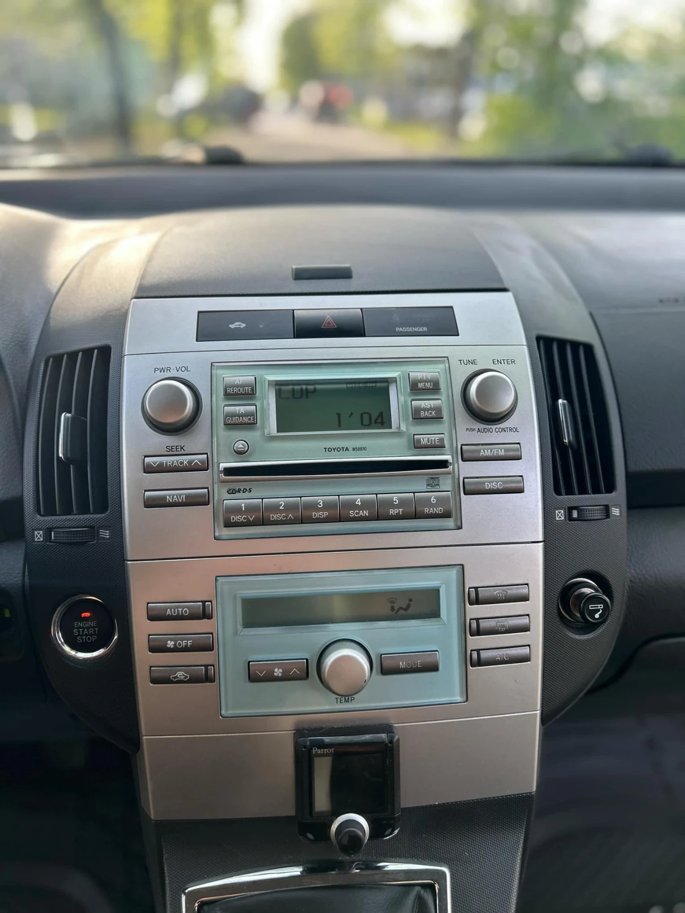 Toyota Corolla verso 2.2 - изображение 9