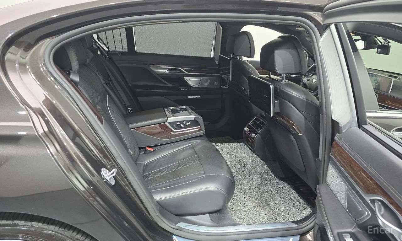 BMW 750 Li xDrive* BOWERS & WILKINS* HEAD-UP* 360 CAM* TV*, снимка 13 - Автомобили и джипове - 54713889